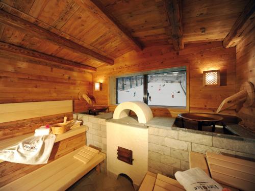 诺伊斯杜塞尔多夫/诺伊斯火与冰酒店的小木屋设有厨房和大窗户