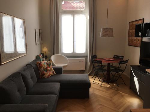 都灵Suite Florio的客厅配有沙发和桌子