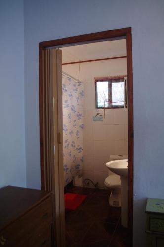 马埃岛木瓜别墅的一间带卫生间和水槽的浴室