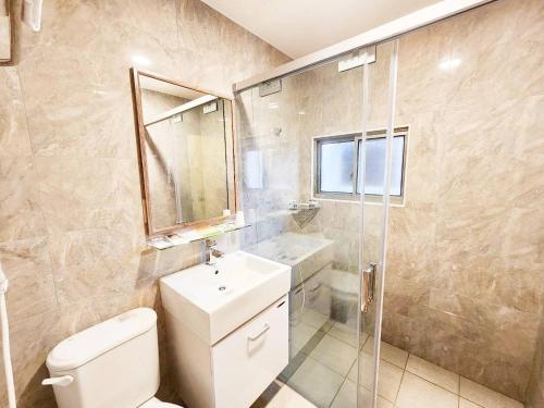 南投市皇家商务旅馆 的浴室配有卫生间、盥洗盆和淋浴。