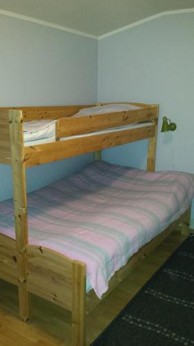 Bånjakas塔纳威瑟斯宾馆的客房内的一张木制双层床