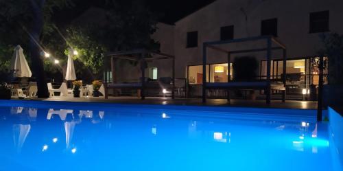蒙塞尼Sant Roc的夜间游泳池,拥有蓝色照明