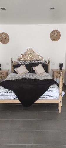 GiromagnyLilas的一张带黑色毯子和枕头的床