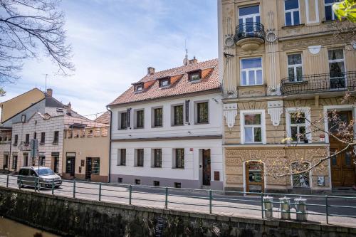 捷克布杰约维采Boutique Apartments Old Town的河边的一排建筑物