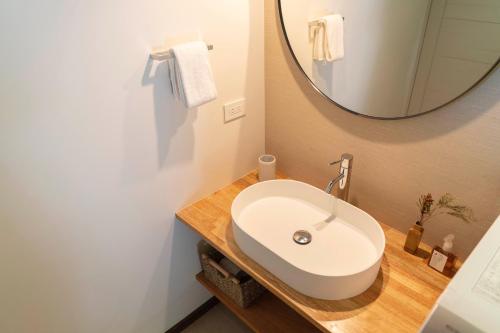OgiYAMO-Kawana Ippekiko的浴室设有白色水槽和镜子