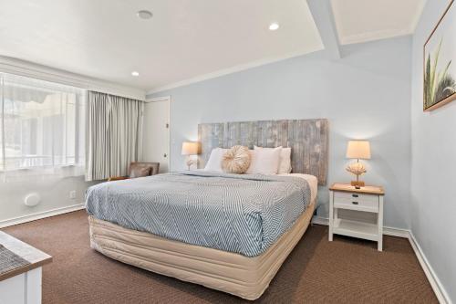 洛杉矶圣莫尼卡海滩海洋酒店的一间卧室设有一张大床和一个窗户。