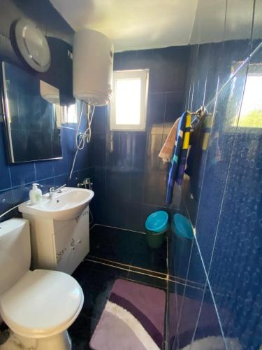 圣乔治-伯伊Maris的蓝色的浴室设有卫生间和水槽