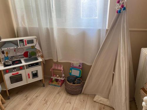 AndonThorenc的儿童间,设有玩具厨房和婴儿床