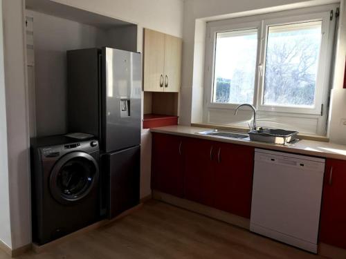 Plonéour-LanvernCocon familial dans le Pays Bigouden !的厨房配有冰箱和洗衣机。