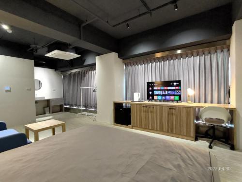 台南肆樓寓所的客房设有一张床和一台平面电视。