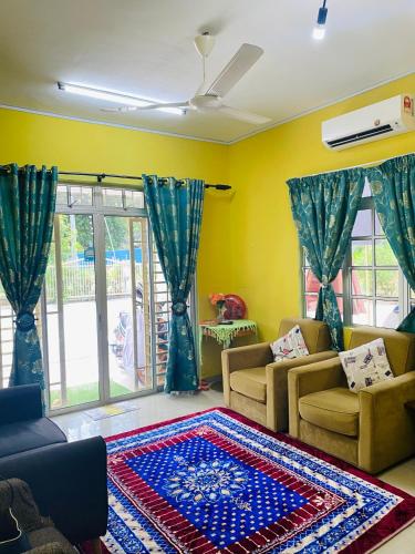 Kampong Alor GajahHomestay Zalida C Musleem的带沙发和地毯的客厅