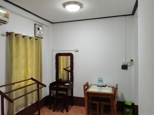 琅勃拉邦PHAI GUESTHOUSE的一间设有镜子和桌子的房间
