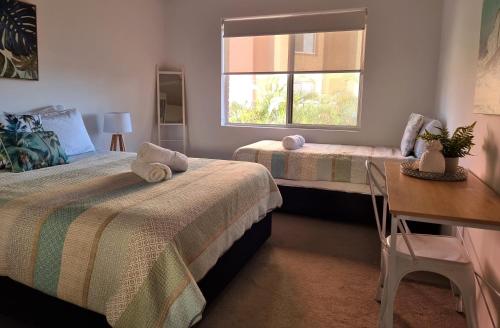 福斯特CHILL-OUT BEACHSIDE - Forster的一间卧室设有两张床、一张桌子和一个窗口