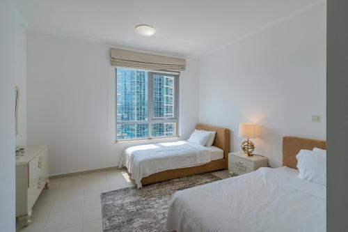 迪拜Splendid Apartments with Burj Khalifa and Fountain View的一间白色卧室,配有两张床和窗户
