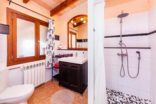 卡普德佩拉Apartment Tina Capdepera的浴室配有卫生间水槽和淋浴。