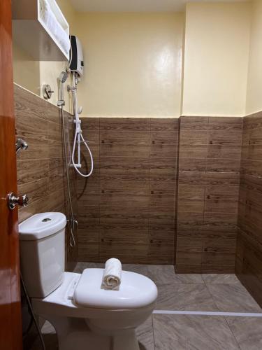 莫阿尔博阿Rufana Suites的一间带卫生间和淋浴的浴室