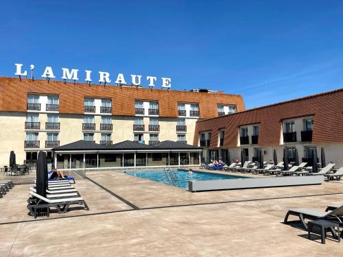 多维尔多维尔高尔夫阿米拉特酒店的大楼前设有游泳池的酒店