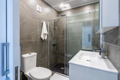 拉纳卡Peale's 2-Bedroom Apartment in Mackenzie的带淋浴、卫生间和盥洗盆的浴室