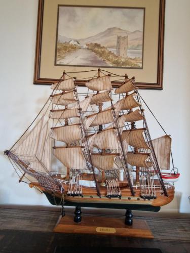 斯特灵Byre 1的一张桌子上的帆船的木制模型
