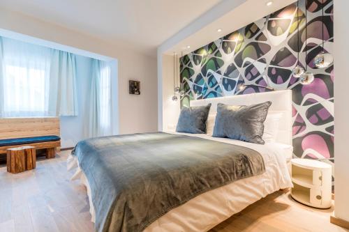 弗拉绍Hotel Flachauerhof的一间卧室设有一张大床和色彩缤纷的墙壁