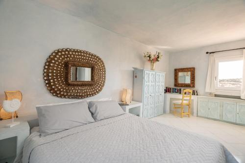切尔沃港Casa Silvana by Wonderful Italy的卧室配有一张床,墙上设有镜子