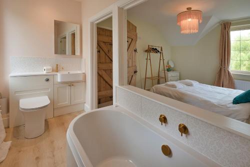 ShrawardineFinest Retreats - Fox and Hare的一间位于床边的带浴缸的浴室