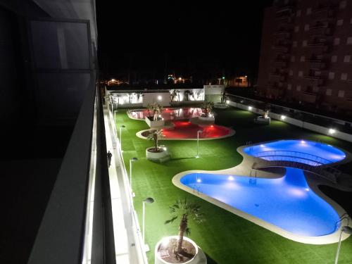 奥罗佩萨德尔马Tropical y Lujoso Complejo的享有大楼游泳池的景色