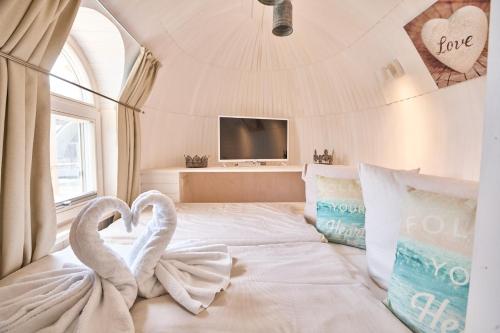 FachbachIglu Camp Fachbach的卧室里床边的两只天鹅