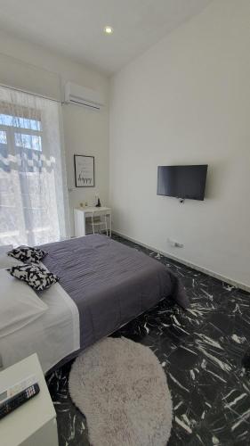 那不勒斯CASABLANCA的一间卧室配有一张床和一台平面电视
