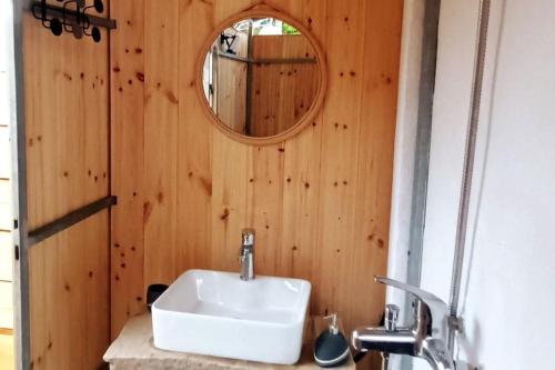 卡拉马基Happy Glamping 2的浴室设有白色水槽和镜子