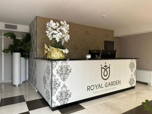 帕多瓦Royal Garden luxury rooms的大堂设有鲜花前台