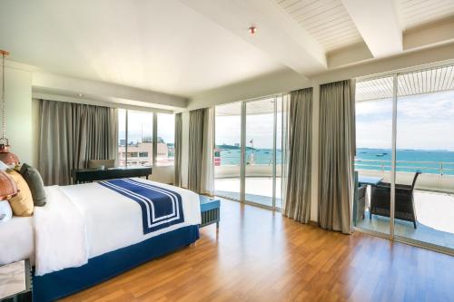 芭堤雅市中心芭堤雅A1皇家游轮酒店 - SHA Extra Plus的一间卧室配有一张床,享有海景