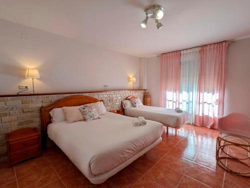 夸科斯德尤斯特莫雷贡酒店的一间卧室设有两张床和砖墙