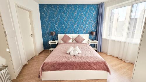 布达佩斯L&L HOME的一间卧室配有一张带两个白色枕头的大床
