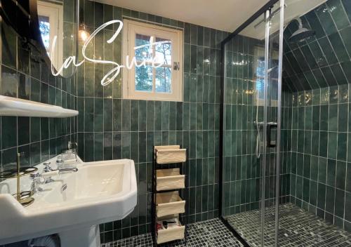 勒图凯-巴黎普拉日Villa Brigitte的绿色瓷砖浴室设有水槽和淋浴