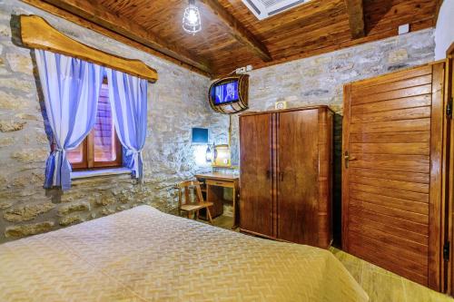 MedviđaEco Ranch DreamLand的一间卧室配有一张床、一张书桌和一个窗户。