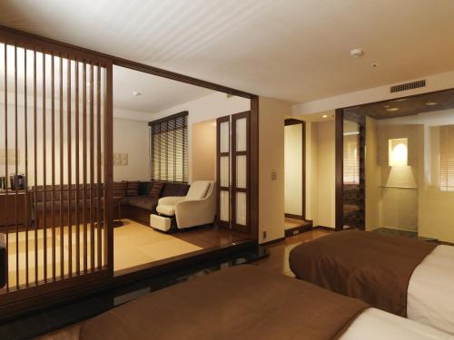 Jozankei定山溪鹤雅度假温泉酒店森之謌的酒店客房设有床和客厅。
