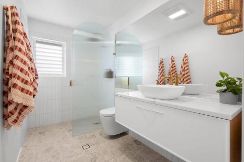 努萨维尔Vibes At Five Noosa的白色的浴室设有水槽和卫生间。