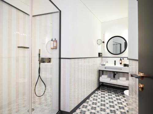 波尔图Axis Porto Club Aliados的带淋浴和盥洗盆的浴室