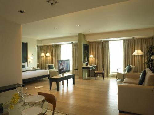 孟买丽华酒店 的大型酒店客房设有卧室和客厅。