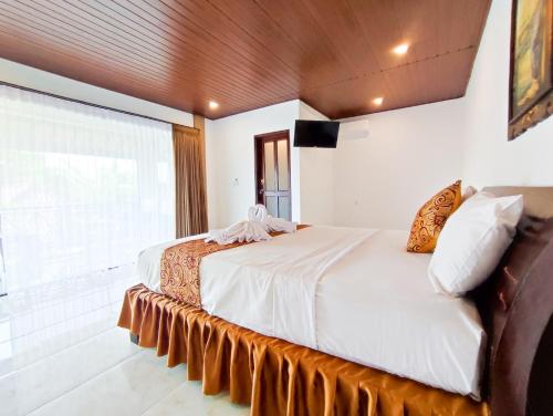 佩母德兰The Bali Menjangan Boutique Villas & Dive Center的一间卧室设有一张床和一个大窗户