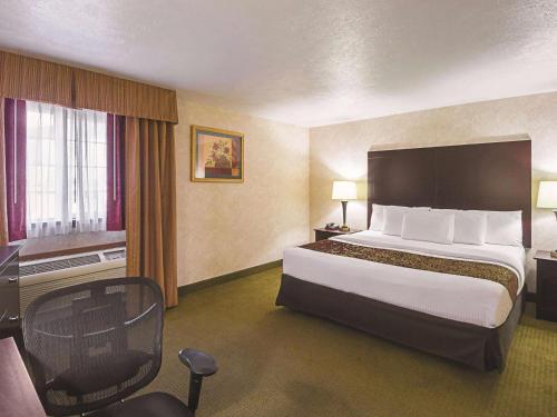 伍德伯恩伍德伯恩葡萄园套房酒店的酒店客房设有一张大床和一张书桌。