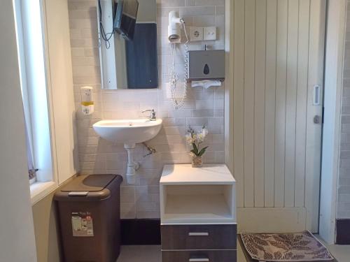 登巴萨Simple Kuta Bedroom的一间带水槽和镜子的小浴室