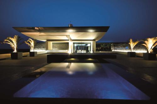 达喀尔达喀尔海洋广场丽笙酒店的一座晚上设有游泳池的房子