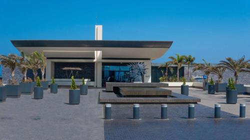 达喀尔达喀尔海洋广场丽笙酒店的一座建筑前面有喷泉