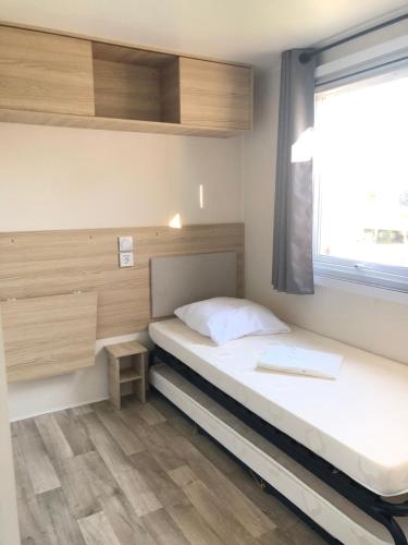 弗雷瑞斯Azur的一间小卧室,配有床和窗户