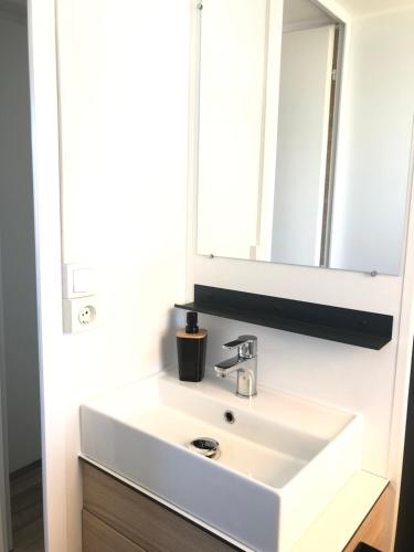 弗雷瑞斯Azur的浴室设有白色水槽和镜子