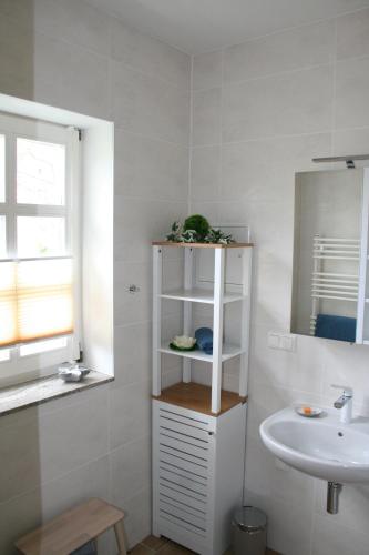 阿恩施塔特Haus Brunnenkunst的一间带水槽和白色架子的浴室