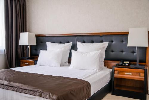 卡卢加历史酒店客房内的一张或多张床位