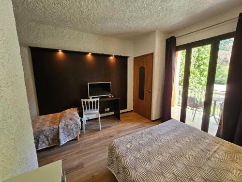 波尔图玛丽娜酒店的酒店客房设有带书桌和电视的卧室。